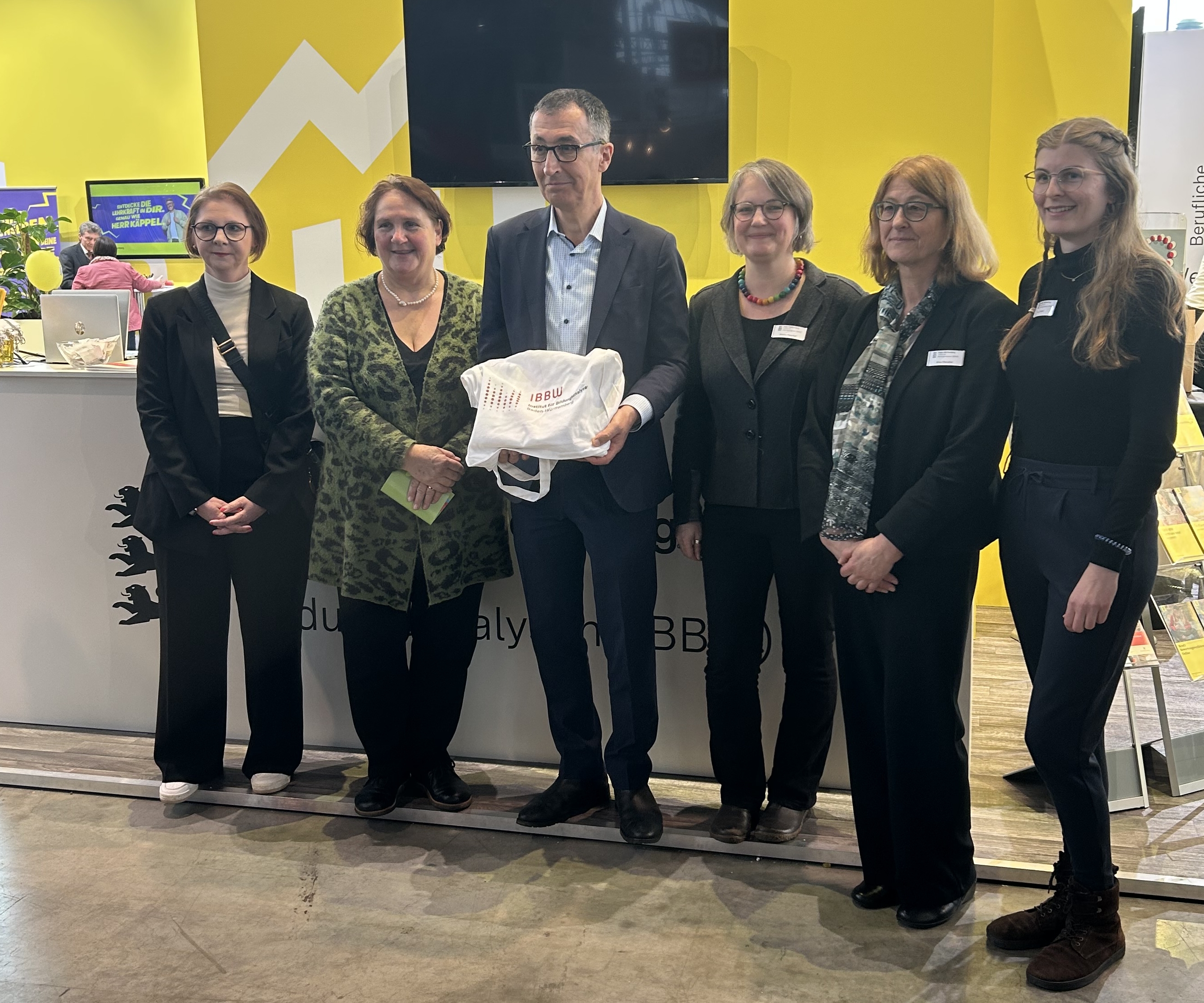 Gruppenfoto mit Bundesminister Cem Özdemir, Kultusministerin Theresa Schopper, Staatssekretärin Sandra Boser und IBBW-Mitarbeitenden