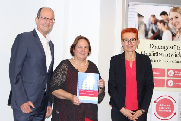 Dr. Günter Klein (IBBW), Kultusministerin Theresa Schopper und Dr. Anke Rigbers (Statistisches Landesamt) stellen den fünften Bildungsbericht „Bildung in Baden-Württemberg 2022“ vor.
