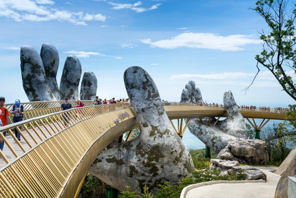 Brücke Abbildung einer Brücke, die von Händen getragen wird, über die Menschen gehen