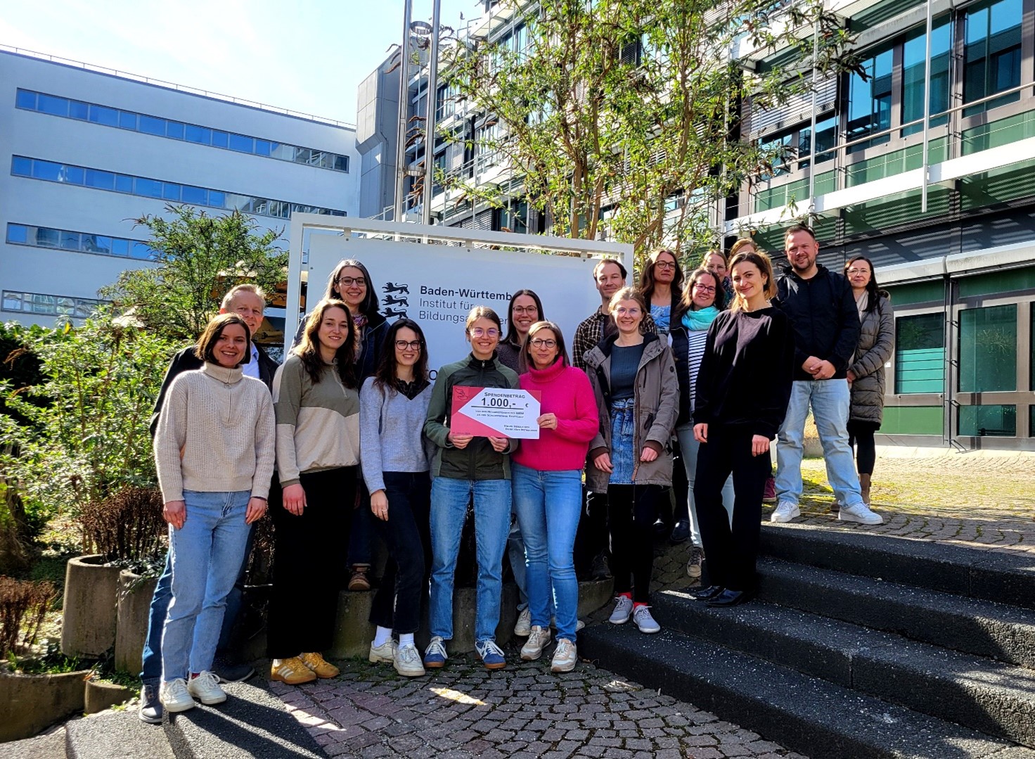 Mitarbeitende des IBBW mit Spendenscheck an den Schlupfwinkel