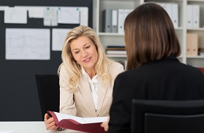 Bewerbungsgespräch zwei Frauen