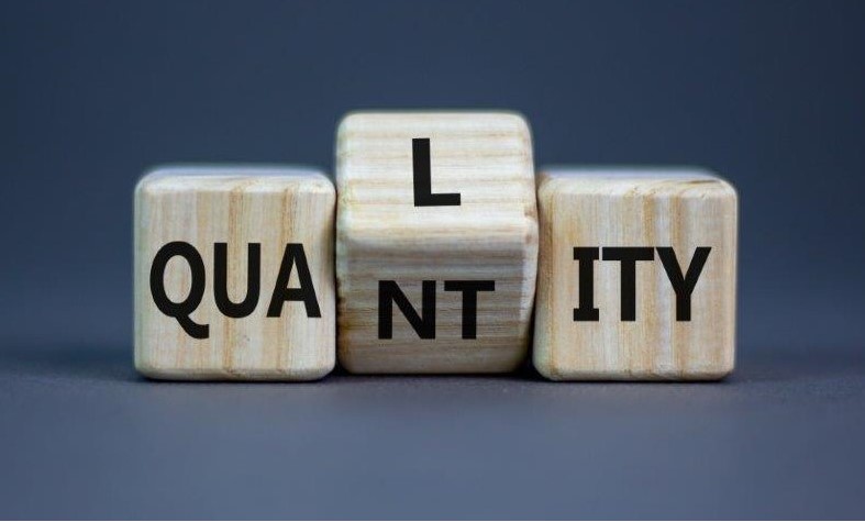 Qualität statt Quantität Abbildung von Buchstabenwürfeln, die gemeinsam das Wort Qualität bilden.