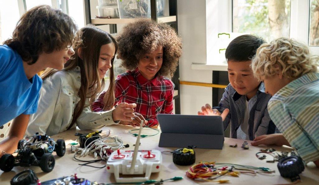 Kinder, die experimentieren