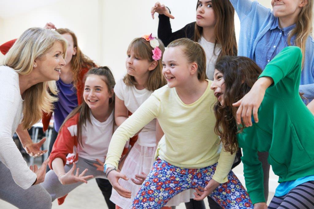 Kinder beim Theaterspiel