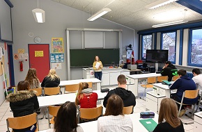 Referendarin steht vor einer Schulklasse im Klassenzimmer
