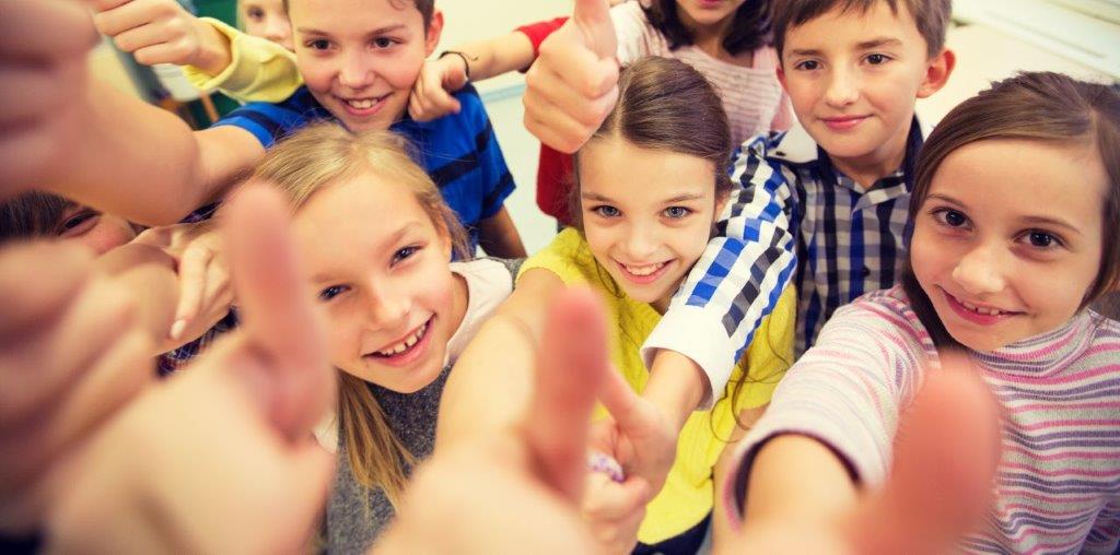 Kinder, die Daumen nach oben halten