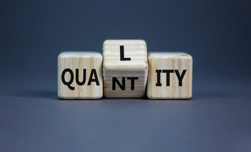 Würfel zusammengesetzt zu QUALITY und QUANTITY.