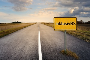 Straße mit Straßenschild