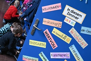 Göffnete Tür ins Klassenzimmer Eine Tür zu einem Klassenzimmer ist geöffnet.