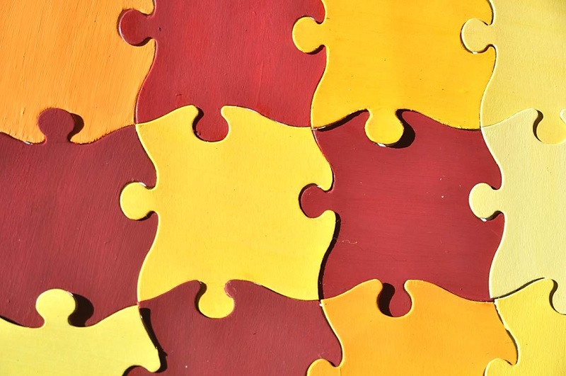 rote und gelbe zusammengefügte Puzzleteile