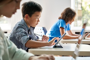 Kinder arbeiten am Tablet