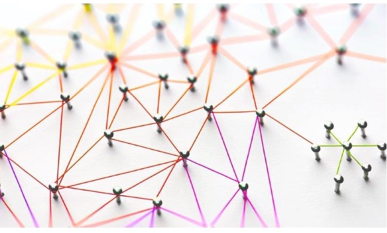 Netzwerk Abbildung von bunten Fäden, die über Nägel gespannt sind